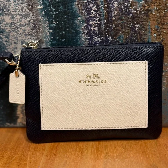 Coach Classic “Old Money” aesthetic Crossgrain Leather Navy/Cream Wristlet (EUC) - Picture 4 of 17
